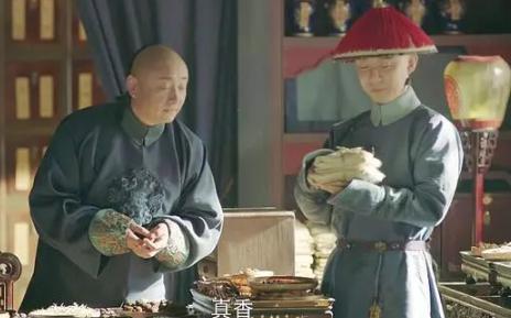 清朝一富家少爷身患怪病，请名医诊治，名医进屋就说：拿马桶过来