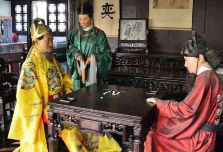 朱元璋请吃饭为何刘伯温看到酒杯会被吓到 上面到底写着什么