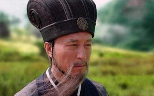 此人喝酒误事差点被刘备杀掉，诸葛亮极力担保说其是“社稷之器”