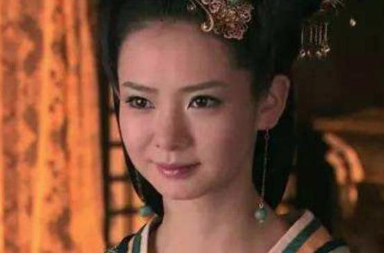 她无家世背景，丈夫和儿子却都是皇帝