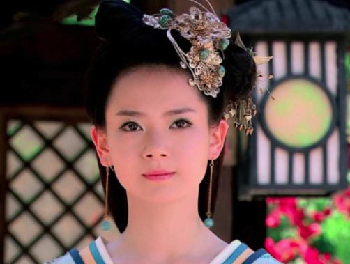 她无家世背景，丈夫和儿子却都是皇帝