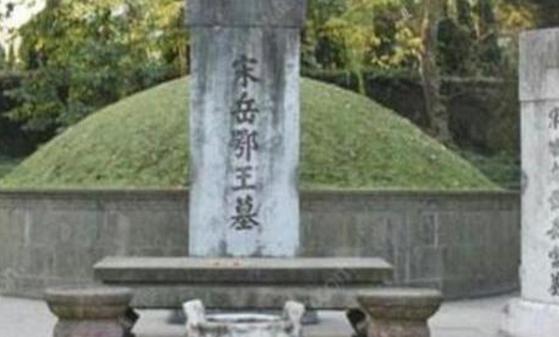 岳飞墓前原本跪着五个人，现在只剩四个人了