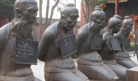 岳飞墓前原本跪着五个人，现在只剩四个人了