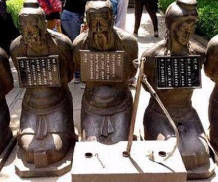 岳飞墓前原本跪着五个人，现在只剩四个人了