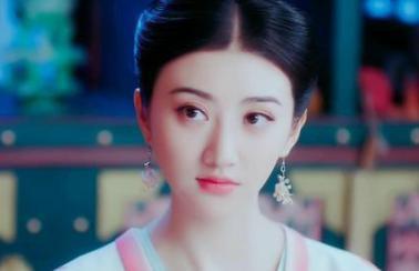 此女命运坎坷成王妃后流落民间，儿子长大之后找了她一生！