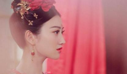 此女命运坎坷成王妃后流落民间，儿子长大之后找了她一生！