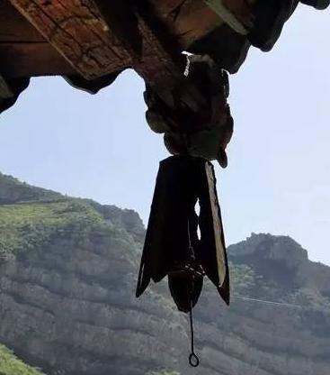 历经1500年不倒的空中花园，上载危岩，下临深谷被称为悬空寺