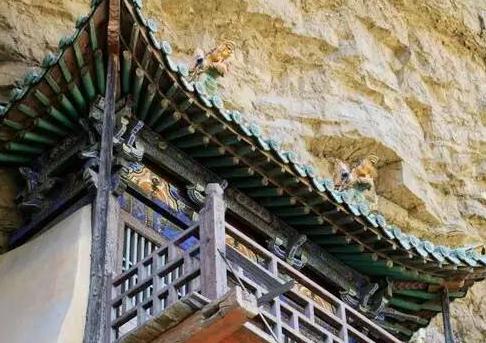 历经1500年不倒的空中花园，上载危岩，下临深谷被称为悬空寺