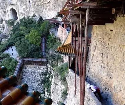 历经1500年不倒的空中花园，上载危岩，下临深谷被称为悬空寺