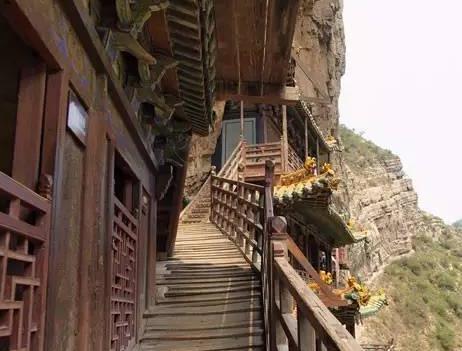 历经1500年不倒的空中花园，上载危岩，下临深谷被称为悬空寺