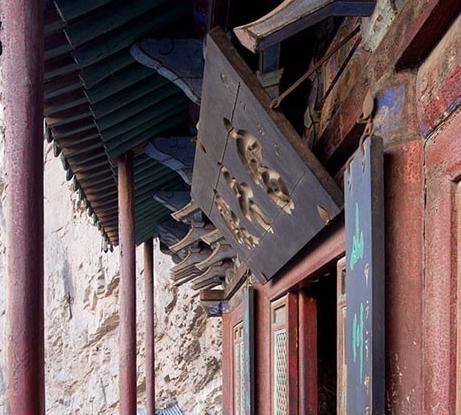 历经1500年不倒的空中花园，上载危岩，下临深谷被称为悬空寺