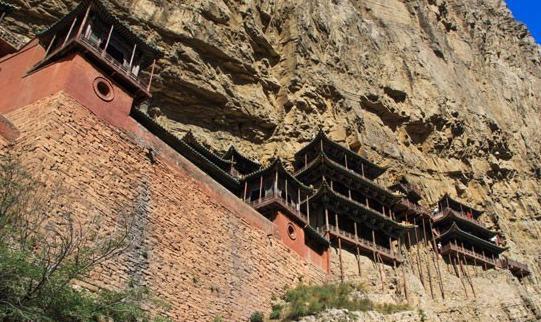 历经1500年不倒的空中花园，上载危岩，下临深谷被称为悬空寺