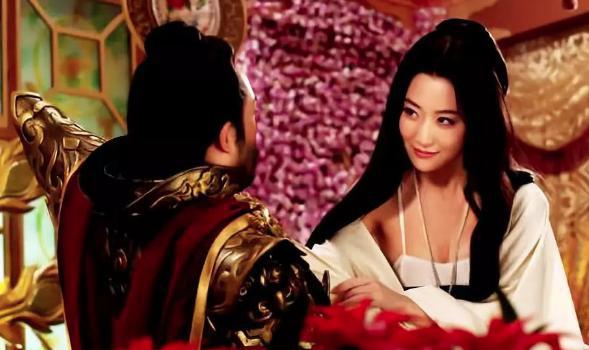 袁天纲曾见到萧皇后，他说：“母仪天下，命带桃花”