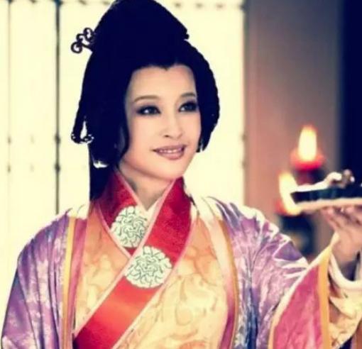 袁天纲曾见到萧皇后，他说：“母仪天下，命带桃花”