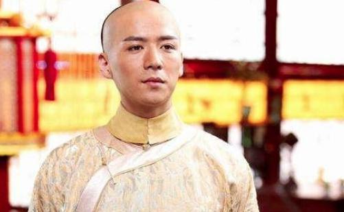 她出身卑微，生了个残疾的皇子晚年才被封妃