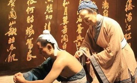 岳飞背后的字真的是“精忠报国'吗