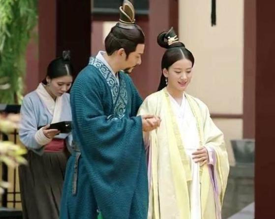 曹操让曹真辅佐曹丕，诸葛亮劝刘备杀死刘封，这背后的原因是什么