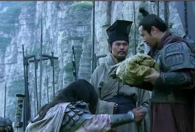 刘备为何选赵云当贴身护卫而不选关张?背后玄机让人直竖拇指