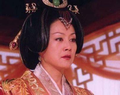 祖母爱上他便被捧上皇帝之位，只因长得太帅