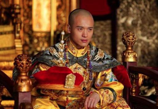 她是清朝刁蛮公主，是皇上的亲生女儿却备受宠爱