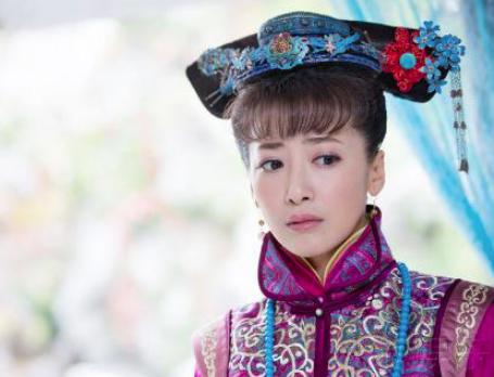 她是清朝刁蛮公主，是皇上的亲生女儿却备受宠爱