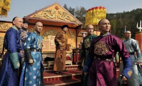 她是清朝刁蛮公主，是皇上的亲生女儿却备受宠爱