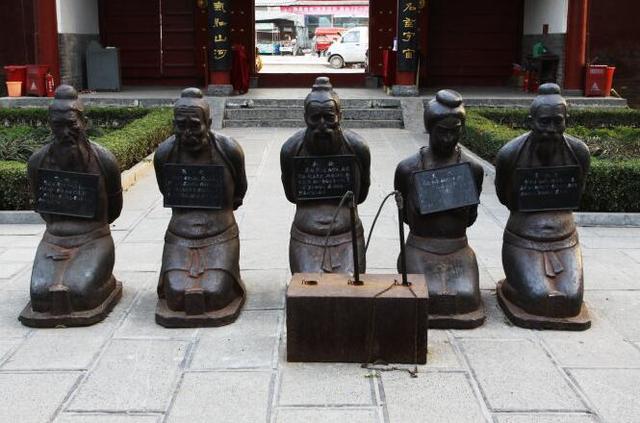 岳飞墓前一共跪了几个人