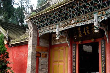 诸葛亮墓的建筑布局是什么样的 墓前的石碑是谁所立的