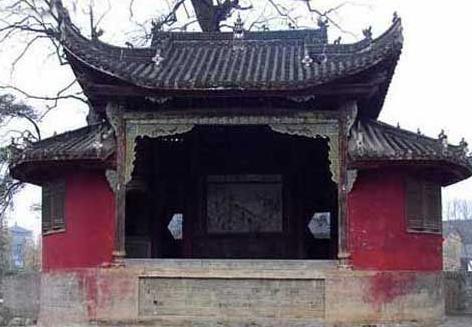 诸葛亮墓的建筑布局是什么样的 墓前的石碑是谁所立的