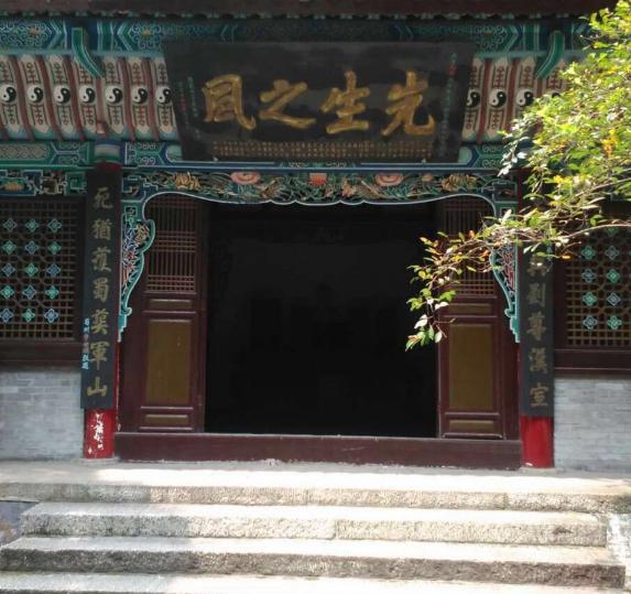 诸葛亮墓的建筑布局是什么样的 墓前的石碑是谁所立的