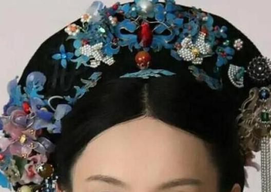 清朝宫廷女子往头上戴如此重的旗头,难道她们不累吗?