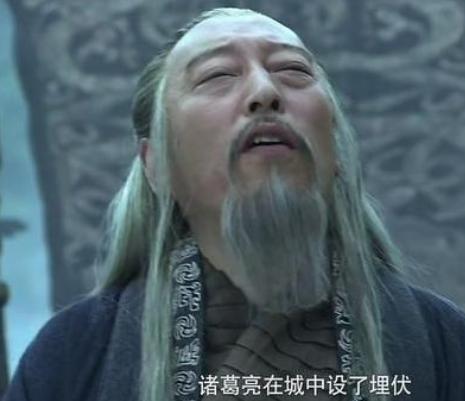 诸葛亮空城计吓走司马懿,城楼上为何是两个书童呢