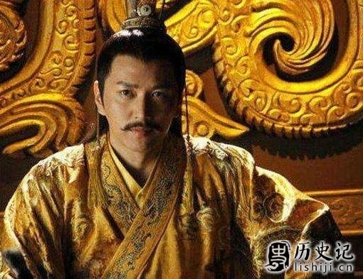 太子终于等到皇帝驾崩，登基大典上磕完头，才知道新帝并不是自己