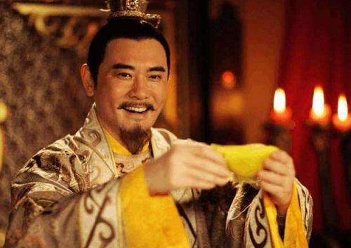 太子终于等到皇帝驾崩，登基大典上磕完头，才知道新帝并不是自己