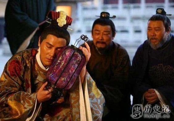 太子终于等到皇帝驾崩，登基大典上磕完头，才知道新帝并不是自己